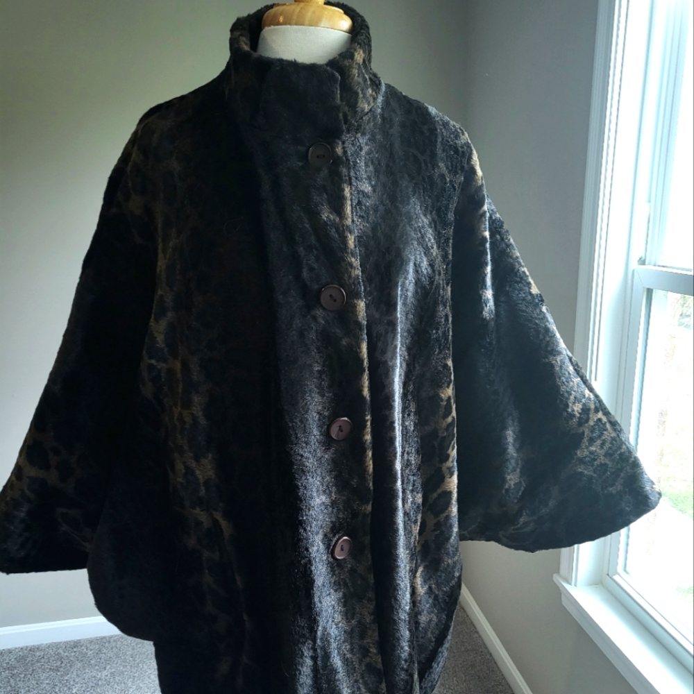 Boulevard East Black and Brown Faux Fur Animal Motif Cape/Coat (One Size)
